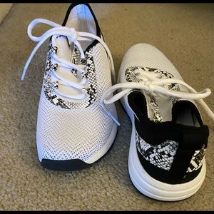 NEW! Vince Camuto white sneakers with black accents Size 81/2